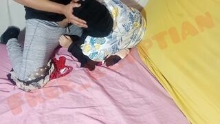 Bűbájos arab milf-et megbassza a fiatal srác, és kétszer is telelövi a hijabban