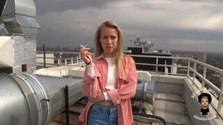 Csinos kéjnő majdnem lenyelte a hímvesszőt az utcán