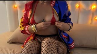 Ufo kufircol bele a szexy harley quinnbe piros mikro bikiniben minden lyukba