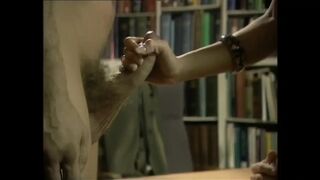 Arcra ülő dominatrix öklözi a rabszolga ánuszát miközben megdugja