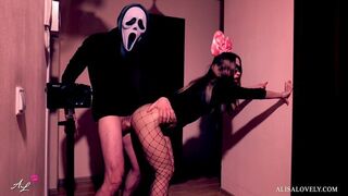 Maszkos őrült keményen megbassza a néger bigét a tükör előtt - halloween szerepjáték fétis páros játék