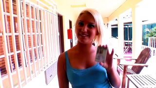 Mickenzie Moore világos szőke főiskolás csajként orálozza és lovagolja a vastag hímvesszőt