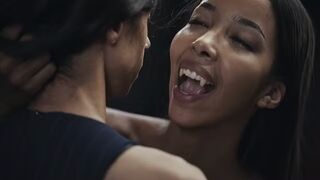 Ebony Vampire Mistress Lia Lin elcsábít egy dél amerikai méretes tőgyes tini sunát a Vampired kíméletlen domina játékában