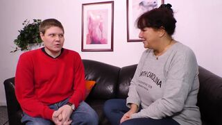 Vörös hajú milf óriási mellekkel leszopja a hímvesszőt és hagyja hogy keményen megdugják