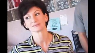 Sharon Mitchell feleségként cidázza és popsiba veszi Mark Wood farkát retro stílusban