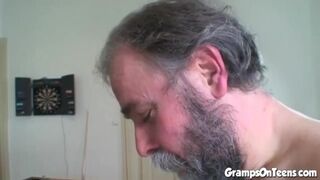 Tini vörös gádzsi cidázza és lovagol a nagypapa péniszén
