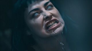Szívdöglesztő Kék Hajú Punk Csajszika Átváltozása - Jewelz Blu a Parasited Csatornán Vadul Mag Numb-bal