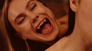 Világos Szőke Vámpír Nancy Ace Uralja Matty Milát a Vampired Csatornán - Csinos Leszbi Jelenet Vörös Harapásokkal
