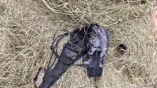 Gigantikus fenekű vén nő cidázza a paraszt farkát a disznóólban