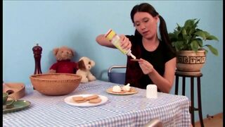Tini szuka termetes segge orálozza a méretes péniszt mielőtt a pinája ujjazva és kefélve lesz