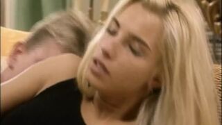 Timea Margot méretes hímtagot kap a retro Lover's Lane legelső epizódjában